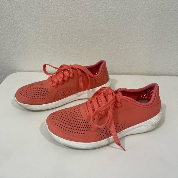 CROCS Women's Literide Pacer Lace up Sneakers in Size 7 - Picture 1 of 11
